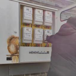 What are the differences between a three-phase three-wire meter and a three-phase four-wire meter?