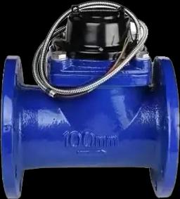 How does a photoelectric water meter handle variations in water flow rates and pressure?